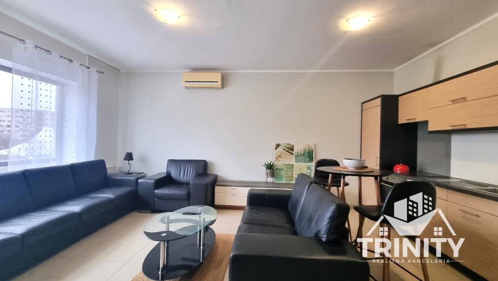 Na prenájom kompletne zariadený 2-izbový byt v meste Nové Zámky