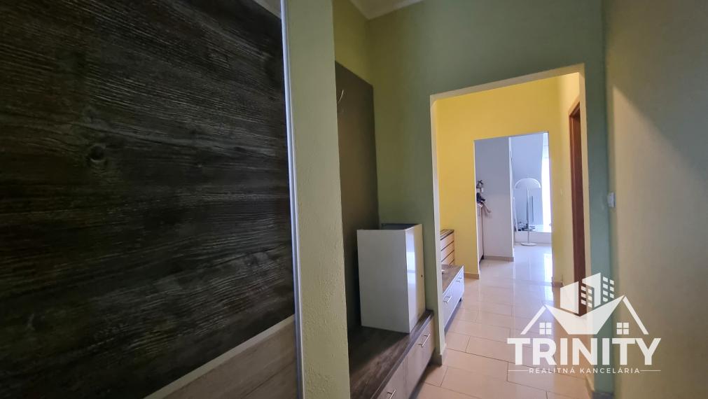 Na prenájom kompletne zariadený 2-izbový byt v meste Nové Zámky