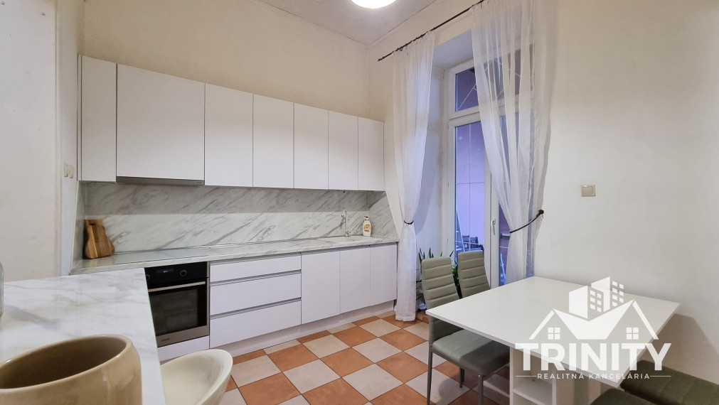 Na prenájom zariadený 4-izbový byt s terasou v meste Šurany