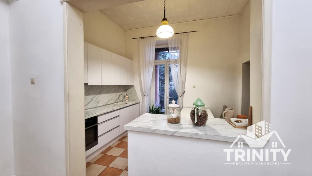 Na prenájom zariadený 4-izbový byt s terasou v meste Šurany