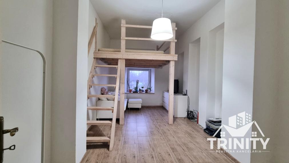 Na prenájom zariadený 4-izbový byt s terasou v meste Šurany