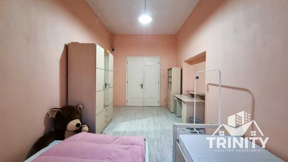 Na prenájom zariadený 4-izbový byt s terasou v meste Šurany