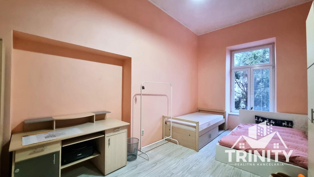 Na prenájom zariadený 4-izbový byt s terasou v meste Šurany