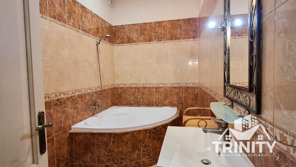 Na prenájom zariadený 4-izbový byt s terasou v meste Šurany