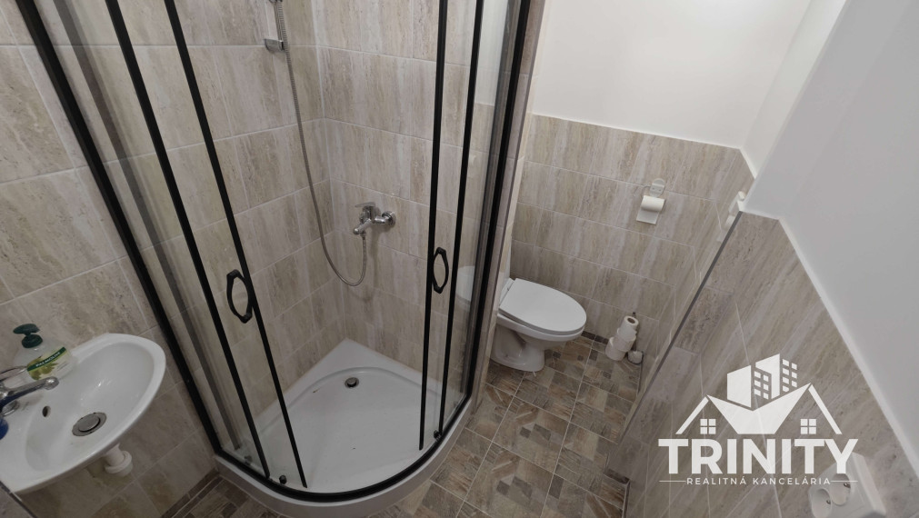 EXKLUZÍVNE - Na prenájom prerobená garsónka v Nových Zámkoch