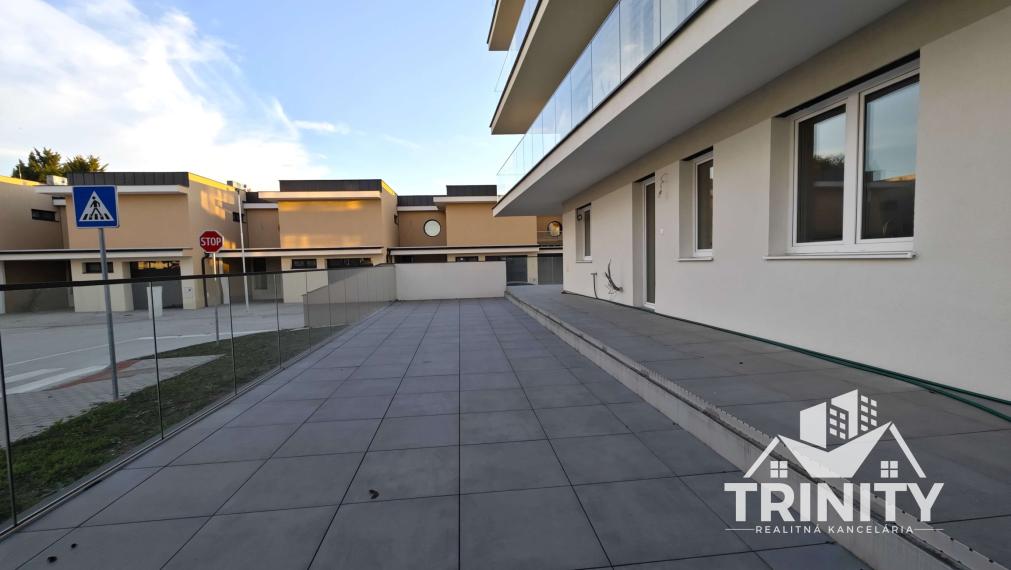 Na prenájom krásny 3-izbový byt s terasou v Nových Zámkoch