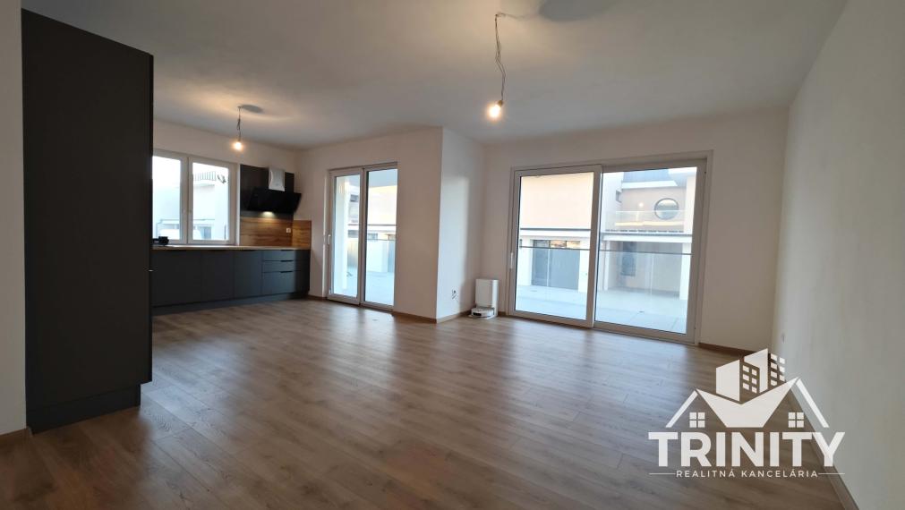 Na prenájom krásny 3-izbový byt s terasou v Nových Zámkoch