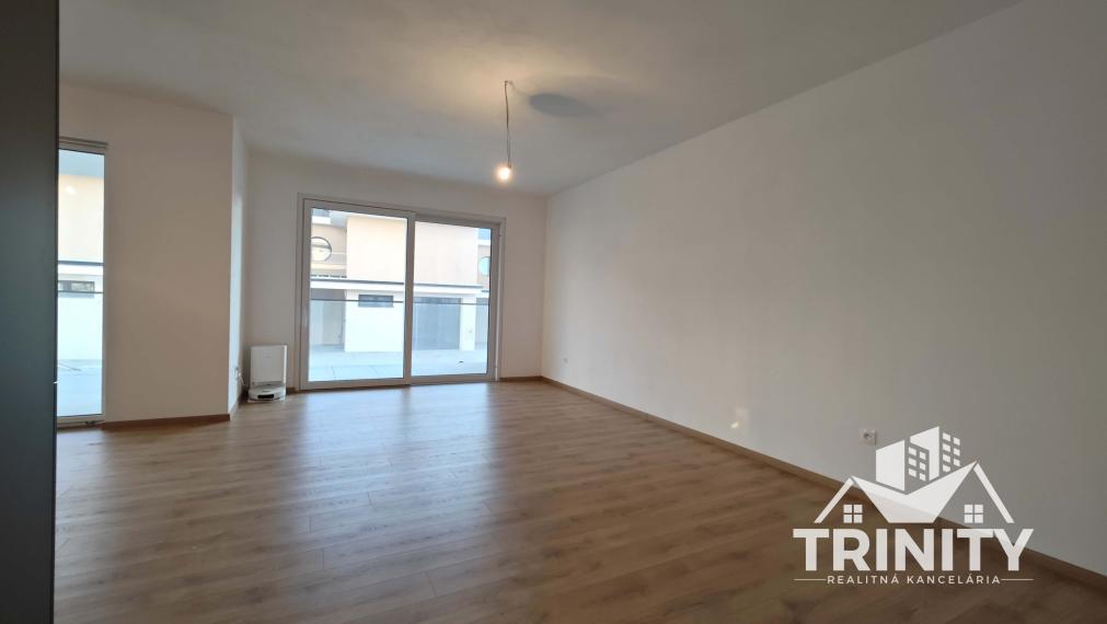 Na prenájom krásny 3-izbový byt s terasou v Nových Zámkoch