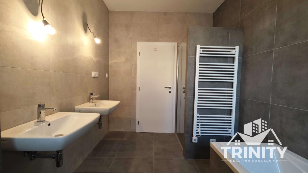 Na prenájom krásny 3-izbový byt s terasou v Nových Zámkoch