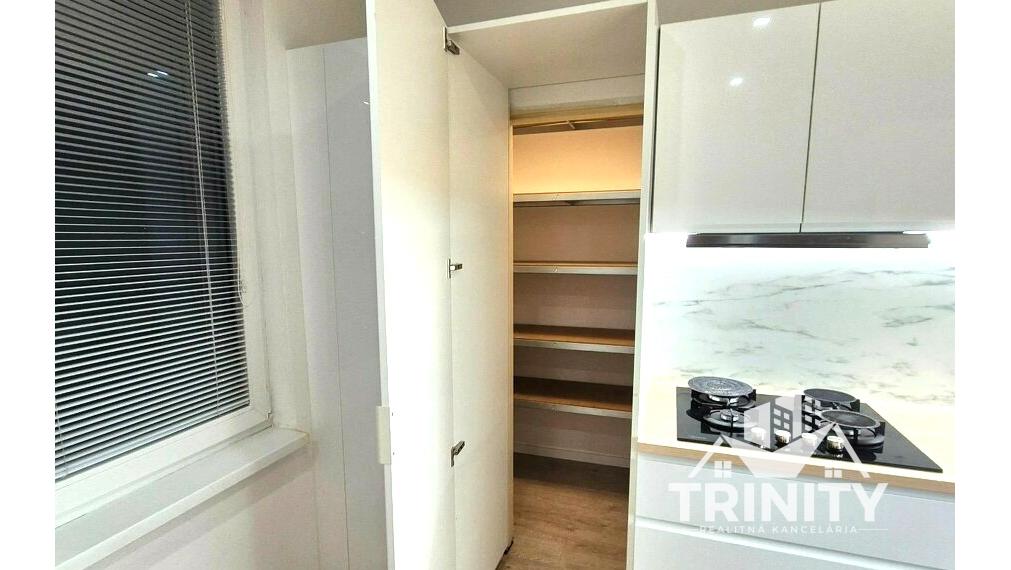 Na prenájom kompletne zariadený 3-izbový byt s balkónom v meste Nové Zámky