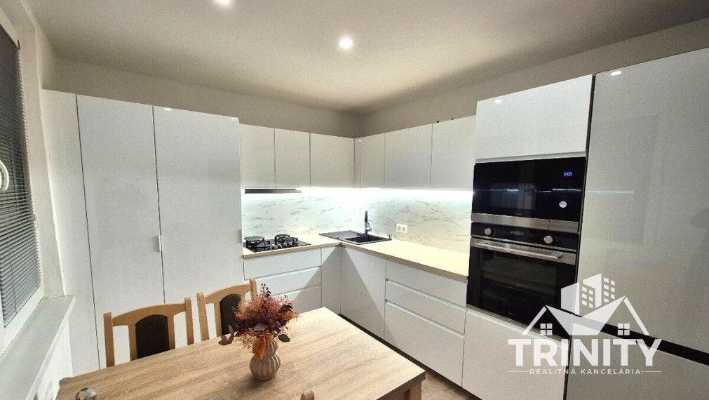 Na prenájom kompletne zariadený 3-izbový byt s balkónom v meste Nové Zámky