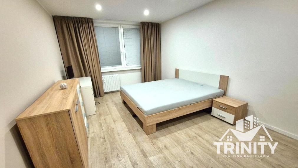 Na prenájom kompletne zariadený 3-izbový byt s balkónom v meste Nové Zámky