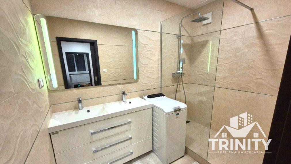 Na prenájom kompletne zariadený 3-izbový byt s balkónom v meste Nové Zámky