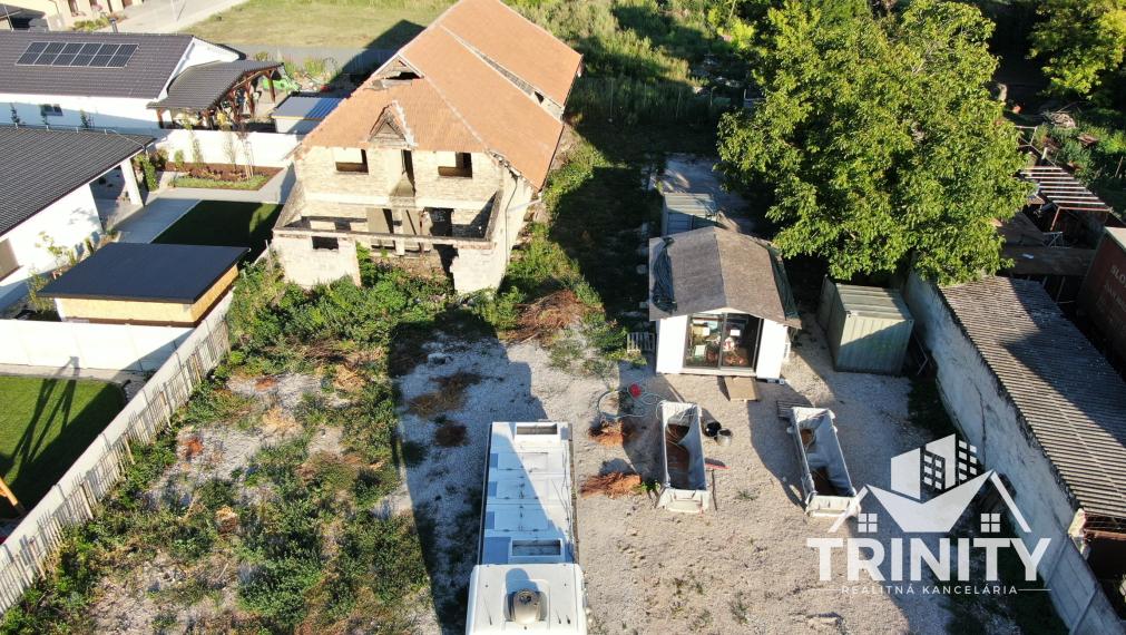 Na predaj budova s pozemkom - developersky projekt v meste Nové Zámky