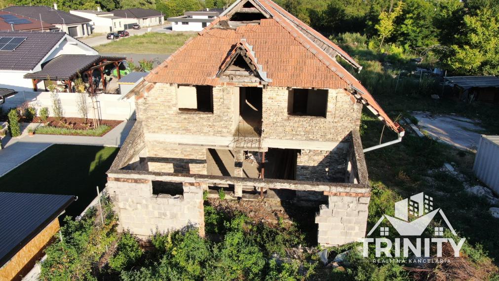 Na predaj budova s pozemkom - developersky projekt v meste Nové Zámky