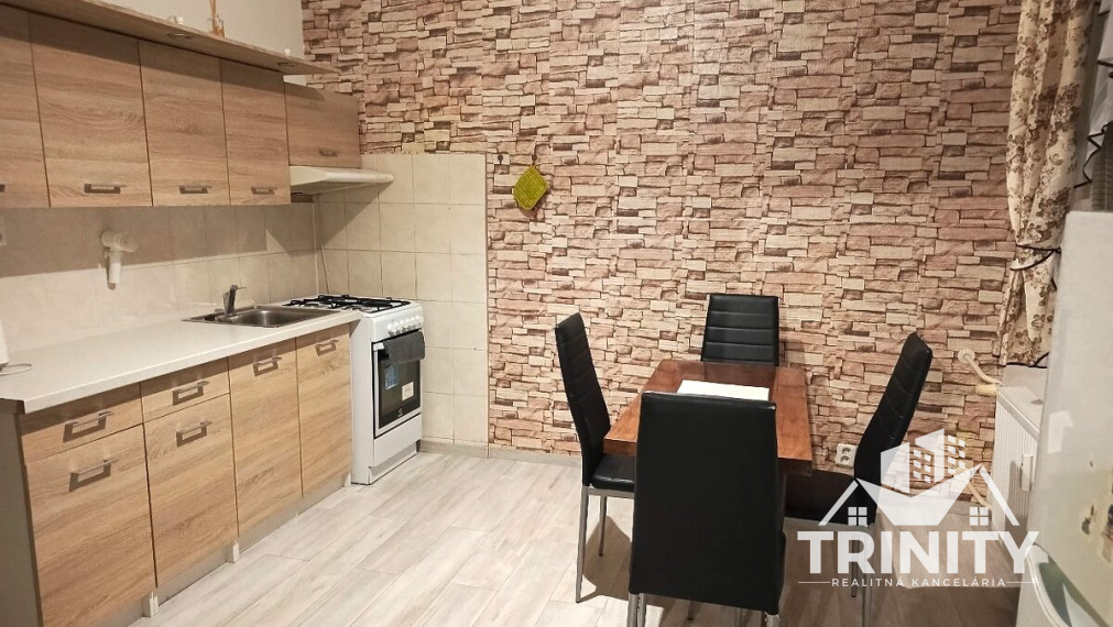 Na prenájom zariadený 1-izbový byt s dvomi balkónmi v meste Nové Zámky