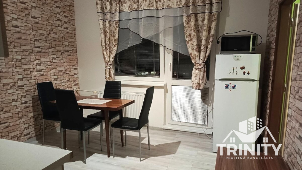 Na prenájom zariadený 1-izbový byt s dvomi balkónmi v meste Nové Zámky