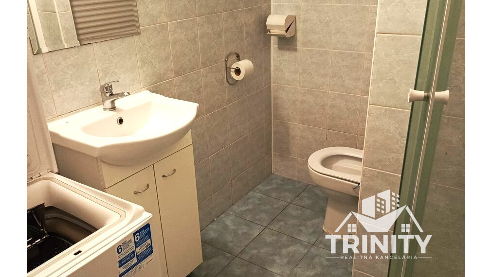 Na prenájom zariadený 1-izbový byt s dvomi balkónmi v meste Nové Zámky