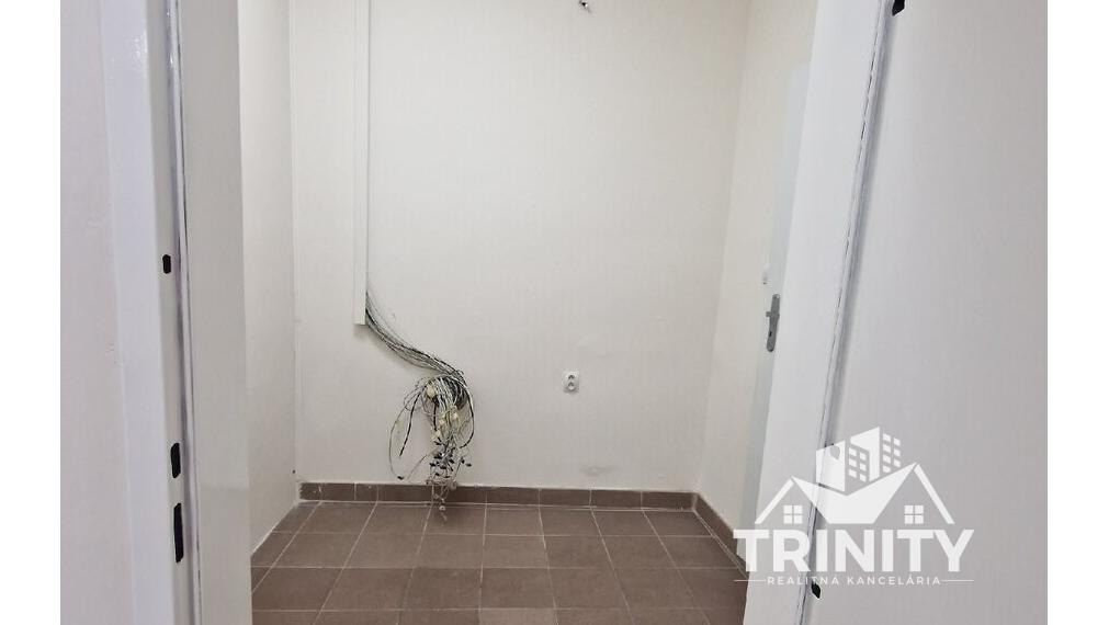 Na prenájom obchodný priestor v centre mesta v Nových Zámkoch