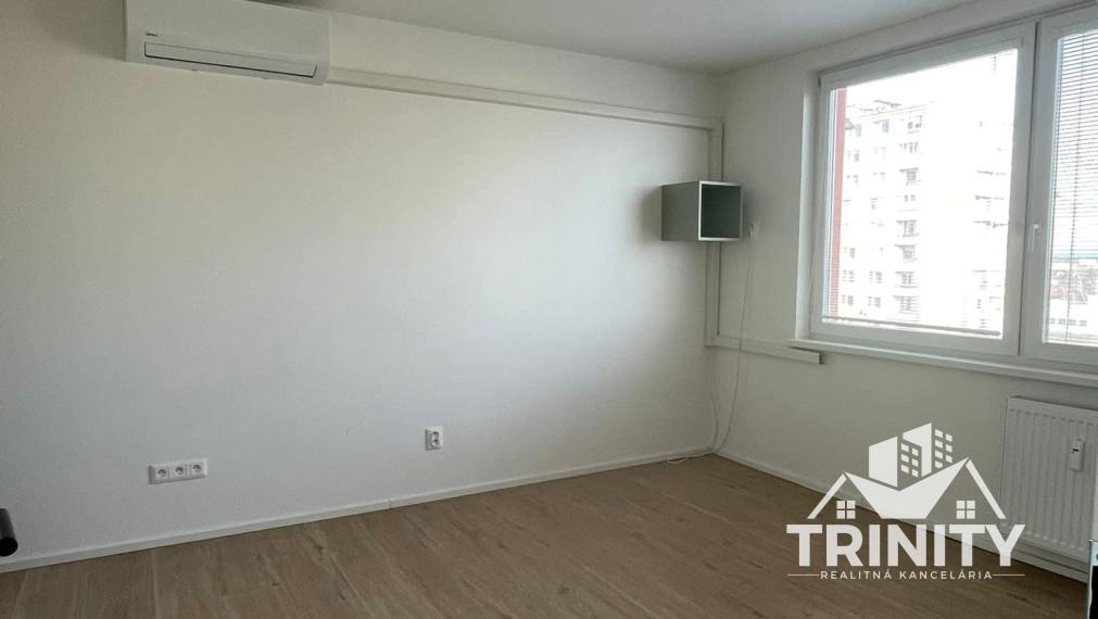 Na prenájom krásny 1-izbový byt na Nábr. ulici v Nových Zámkoch