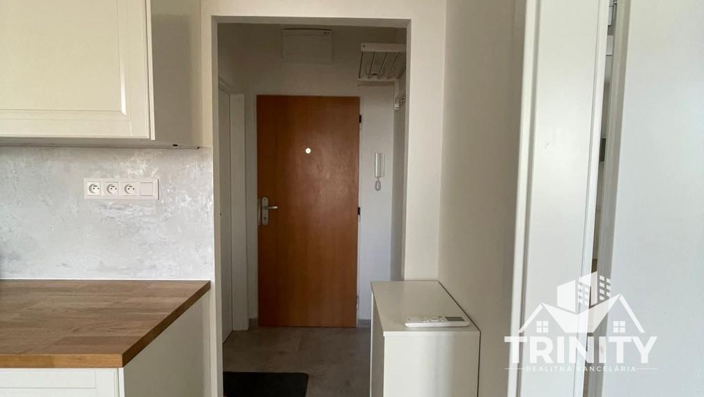 Na prenájom krásny 1-izbový byt na Nábr. ulici v Nových Zámkoch