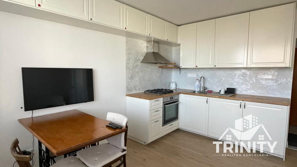 Na prenájom krásny 1-izbový byt na Nábr. ulici v Nových Zámkoch