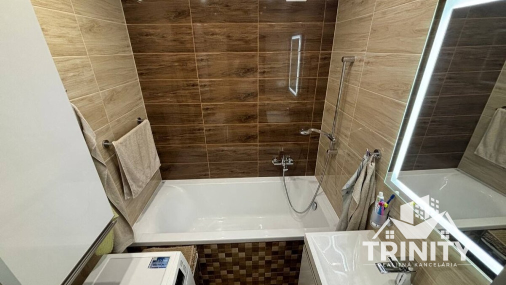 Na predaj kompletne zrekonštruovaný 3- izbový byt s dvomi balkónmi v meste Nové Zámky