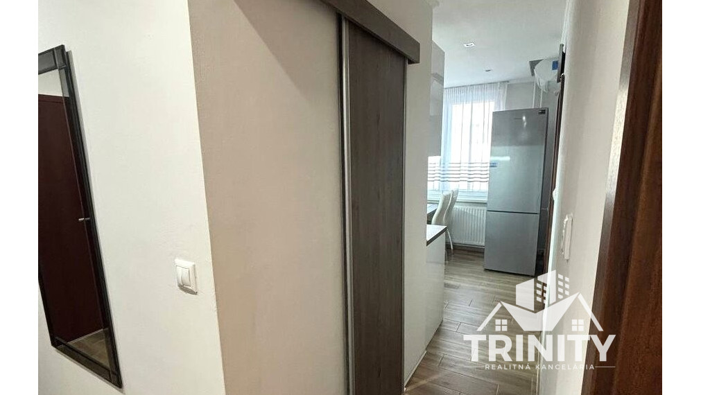 Na predaj kompletne zrekonštruovaný 3- izbový byt s dvomi balkónmi v meste Nové Zámky