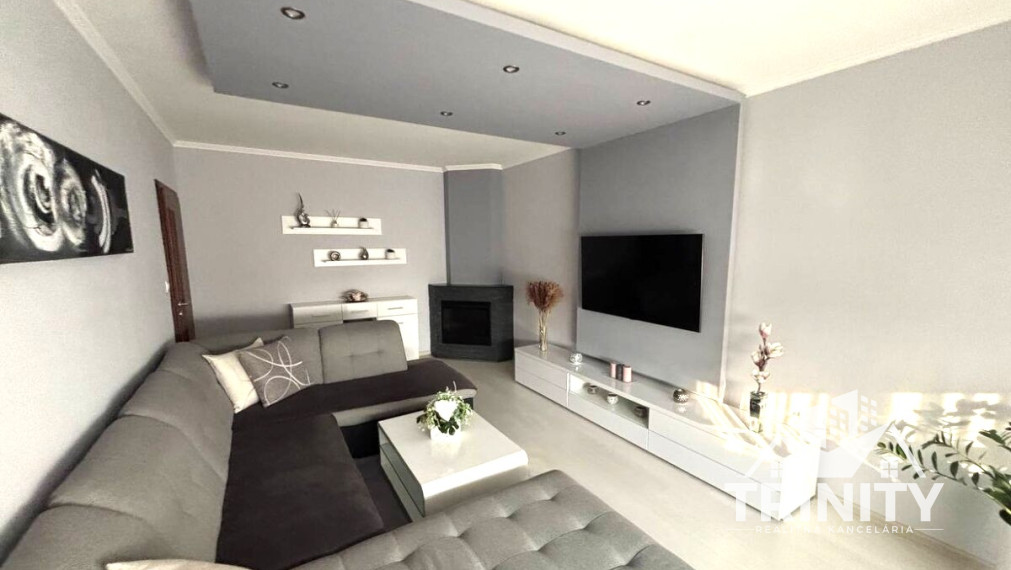 Na predaj kompletne zrekonštruovaný 3- izbový byt s dvomi balkónmi v meste Nové Zámky