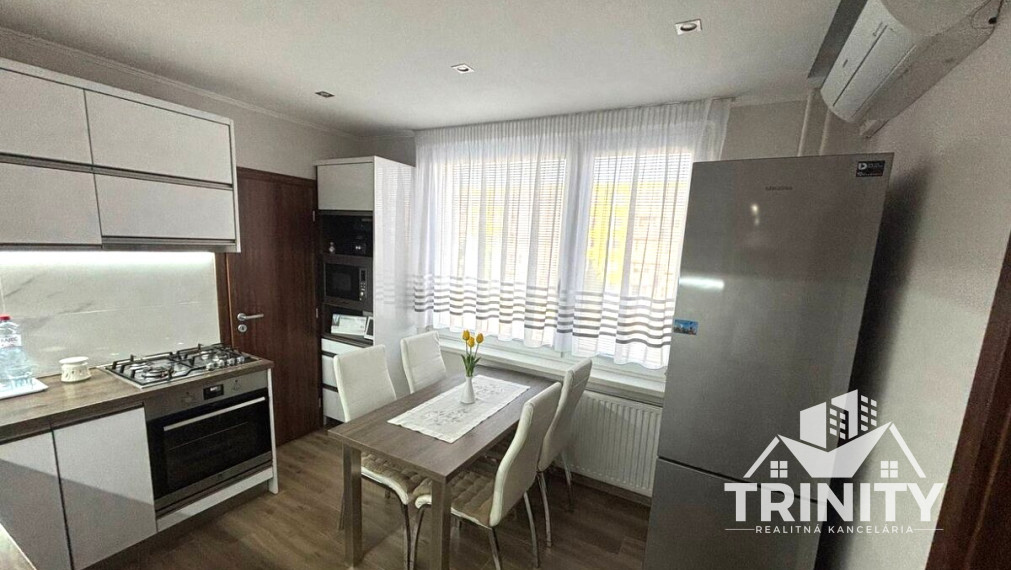 Na predaj kompletne zrekonštruovaný 3- izbový byt s dvomi balkónmi v meste Nové Zámky