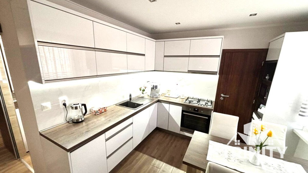 Na predaj kompletne zrekonštruovaný 3- izbový byt s dvomi balkónmi v meste Nové Zámky