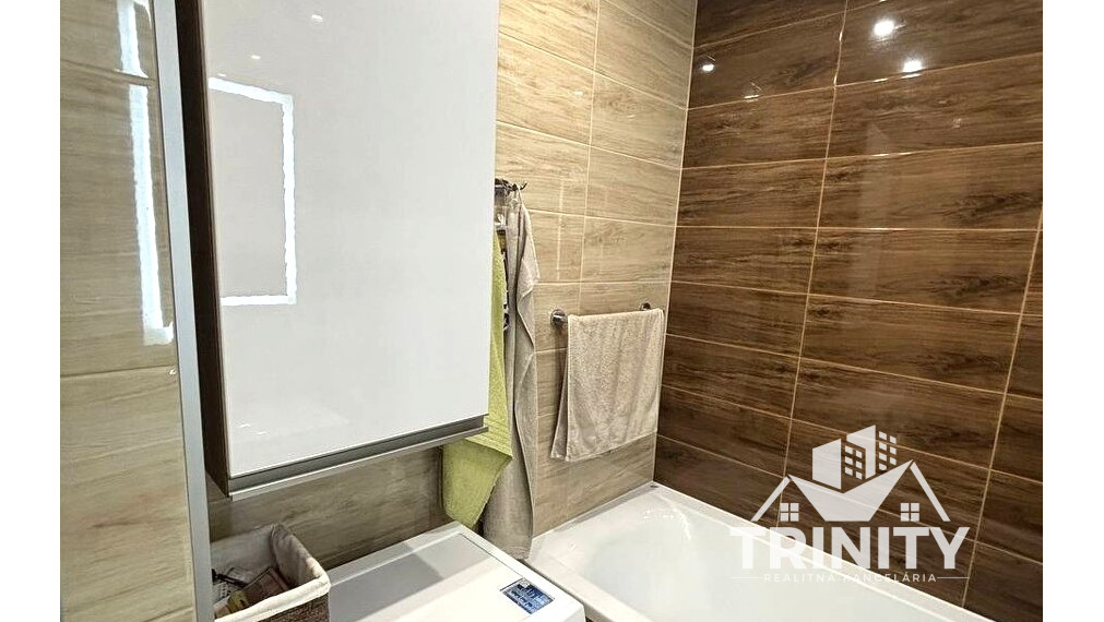 Na predaj kompletne zrekonštruovaný 3- izbový byt s dvomi balkónmi v meste Nové Zámky