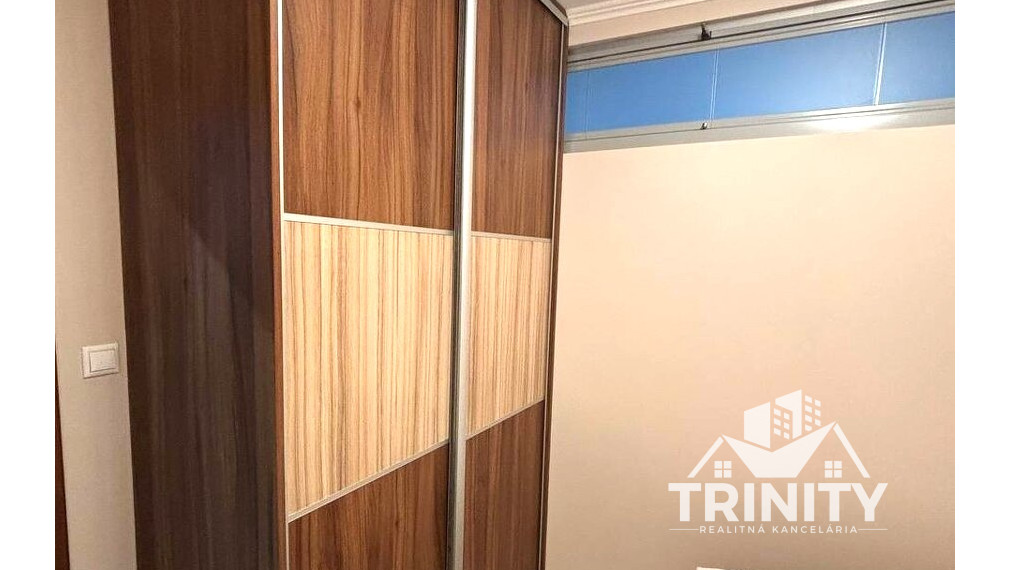 Na predaj kompletne zrekonštruovaný 3- izbový byt s dvomi balkónmi v meste Nové Zámky