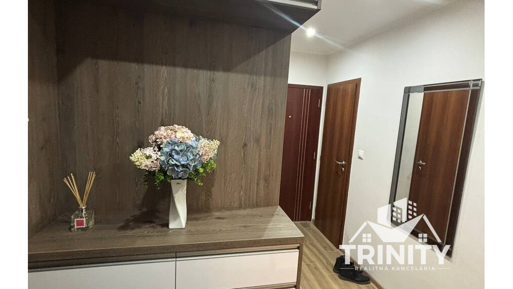 Na predaj kompletne zrekonštruovaný 3- izbový byt s dvomi balkónmi v meste Nové Zámky