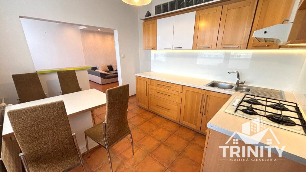 Na prenájom čiastočne zariadený 2-izbový byt s loggiou v meste Nové Zámky