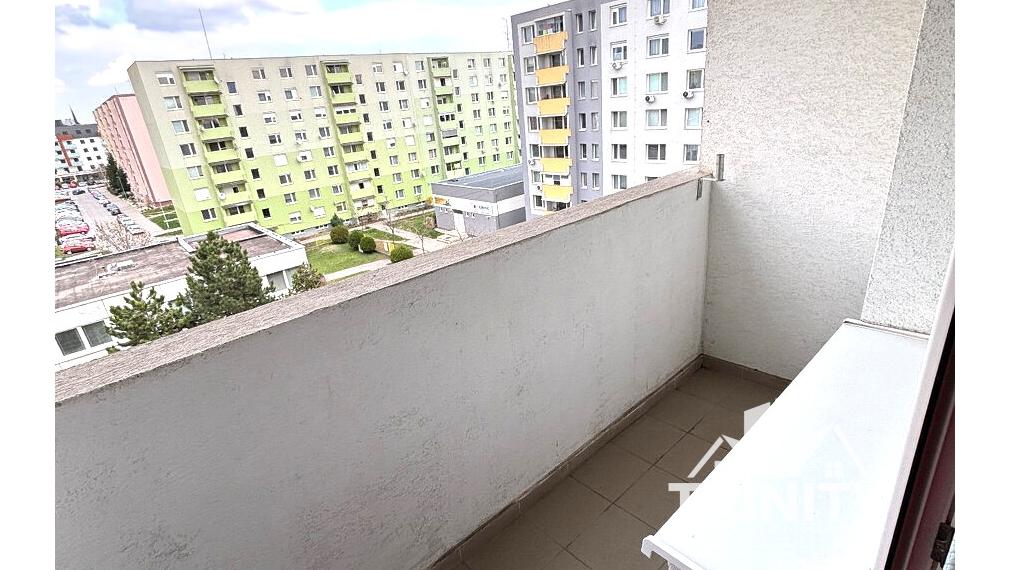 Na prenájom čiastočne zariadený 2-izbový byt s loggiou v meste Nové Zámky