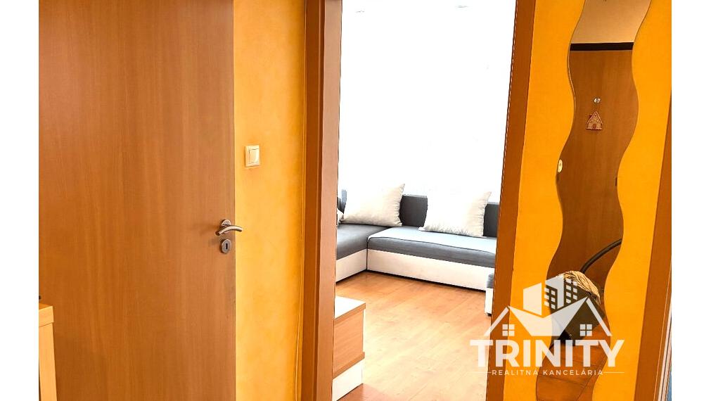 Na prenájom čiastočne zariadený 2-izbový byt s loggiou v meste Nové Zámky