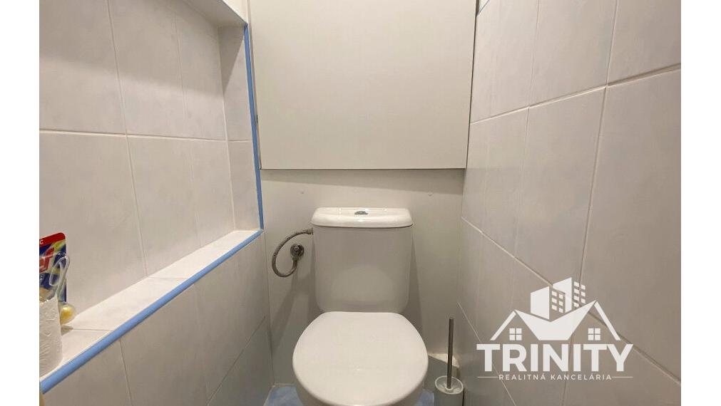 Na prenájom čiastočne zariadený 2-izbový byt s loggiou v meste Nové Zámky