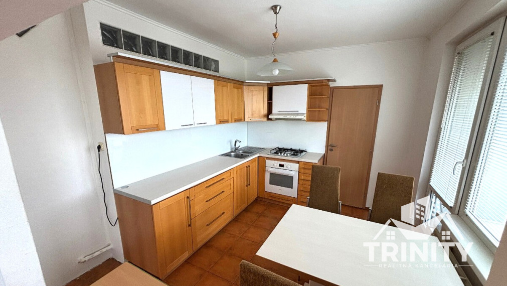 Na prenájom čiastočne zariadený 2-izbový byt s loggiou v meste Nové Zámky