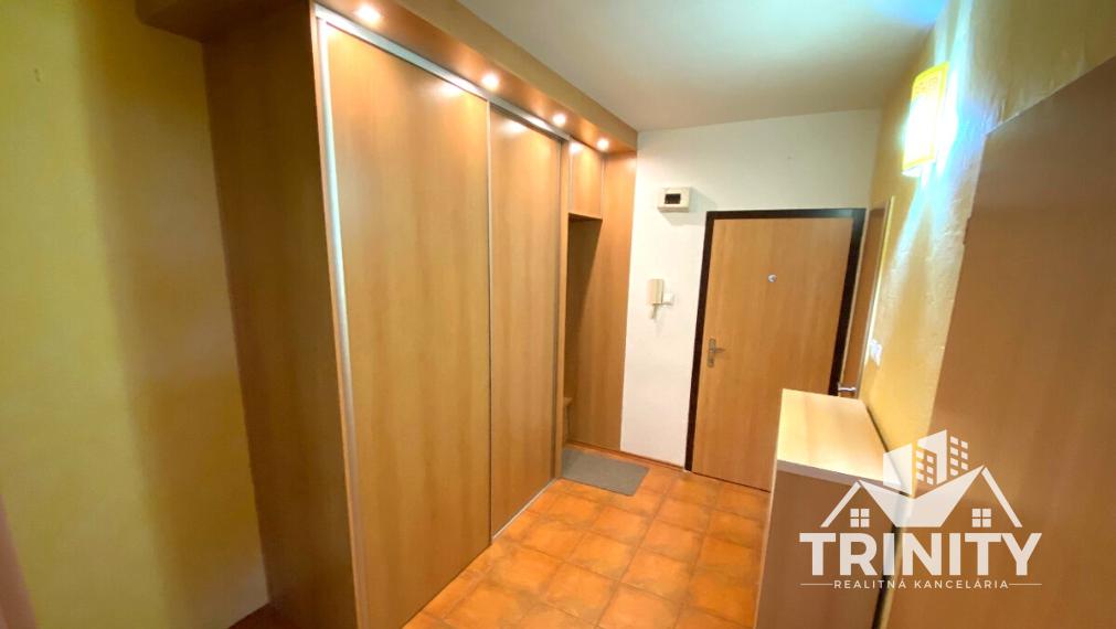 Na prenájom čiastočne zariadený 2-izbový byt s loggiou v meste Nové Zámky