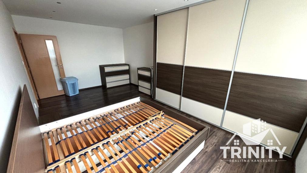 Na prenájom čiastočne zariadený 2-izbový byt s loggiou v meste Nové Zámky