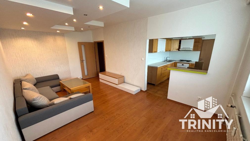 Na prenájom čiastočne zariadený 2-izbový byt s loggiou v meste Nové Zámky