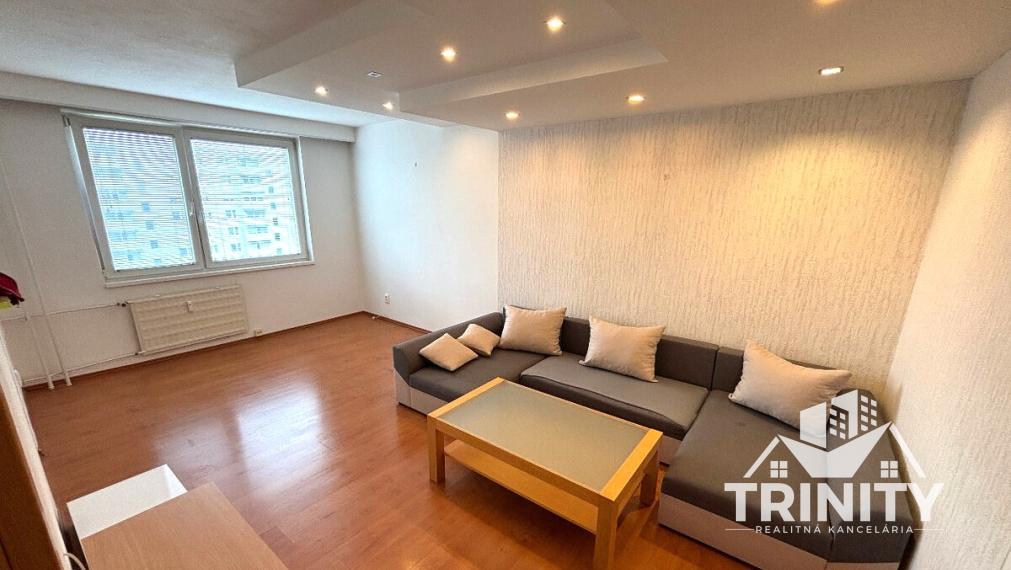 Na prenájom čiastočne zariadený 2-izbový byt s loggiou v meste Nové Zámky