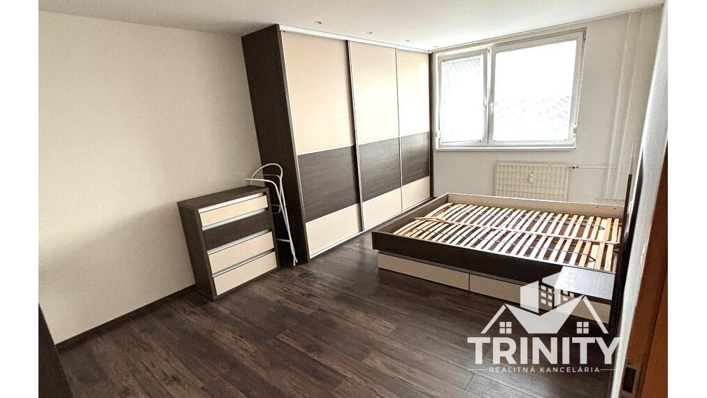 Na prenájom čiastočne zariadený 2-izbový byt s loggiou v meste Nové Zámky