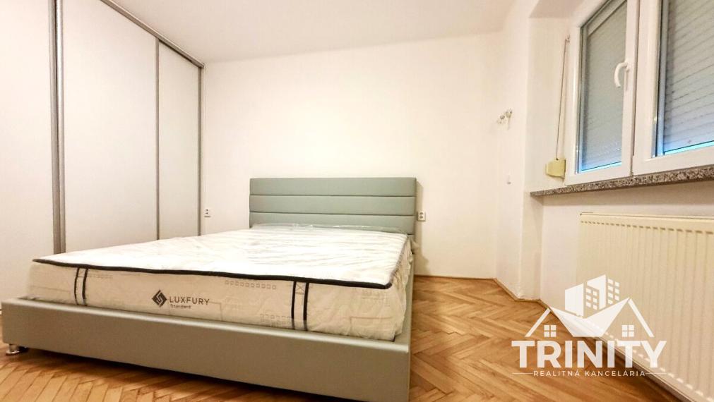 Na prenájom zariadený tehlový 2-ibový byt v centre mesta Nové Zámky