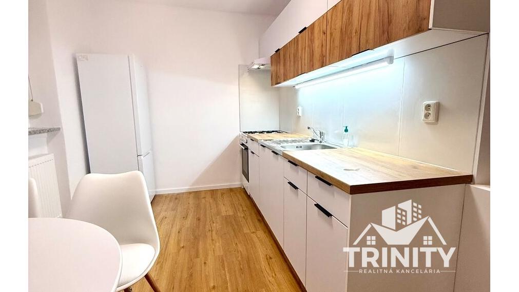 Na prenájom zariadený tehlový 2-ibový byt v centre mesta Nové Zámky