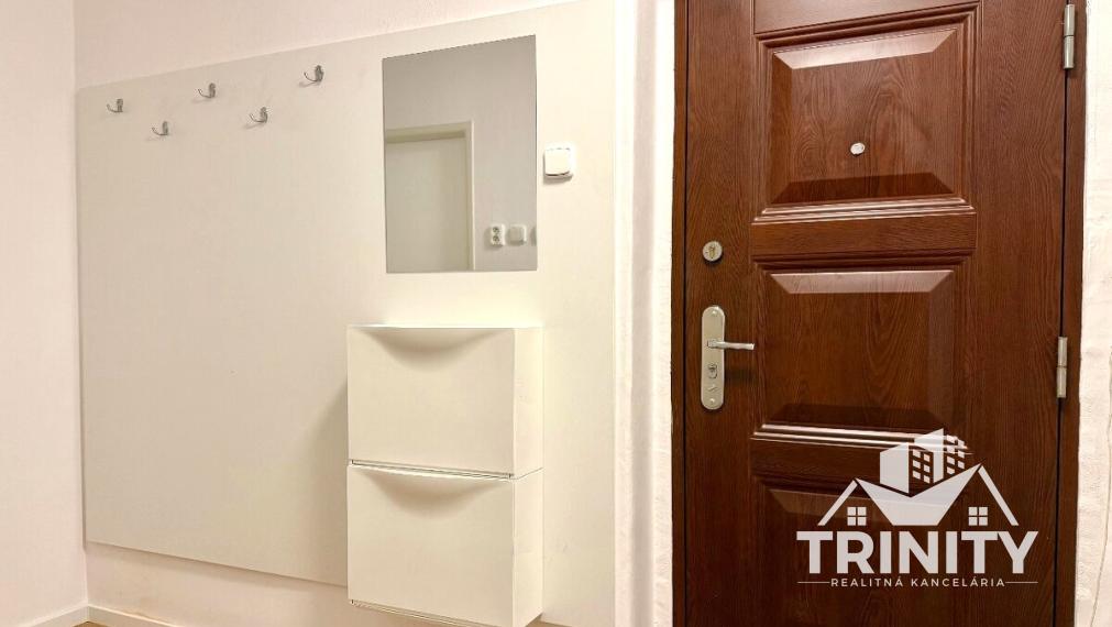 Na prenájom zariadený tehlový 2-ibový byt v centre mesta Nové Zámky