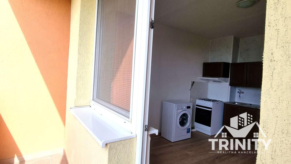 Na prenájom veľký 1-izbový byt s dvomi loggiami v meste Nové Zámky