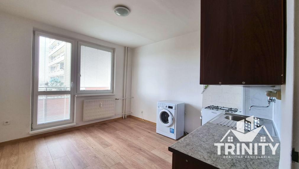 Na prenájom veľký 1-izbový byt s dvomi loggiami v meste Nové Zámky