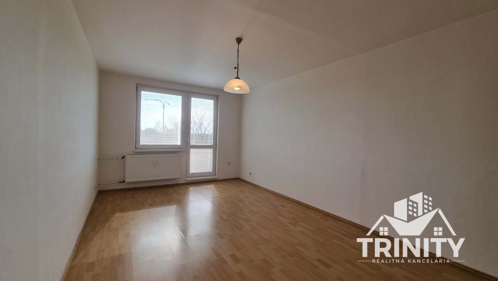 Na prenájom veľký 1-izbový byt s dvomi loggiami v meste Nové Zámky